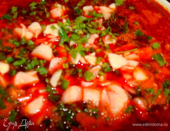 В кипящую кастрюлю отправить свеклу, затем помидоры. Прокипятить 2-3 минуты. Добавить сухую аджику, перемешать. Сверху высыпать петрушку, потом чеснок, полить соком оставшейся половинки лимона, выключить огонь, закрыть крышкой кастрюлю и оставить настаиваться не меньше 30 мин., не перемешивая!!! До идеального вкуса борщ доходит, через сутки!