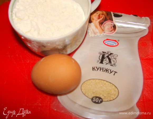 Подготовить муку и кунжут для панировки. Для этого высыпать их на разные тарелки, муку смешать с солью. Яйцо взбить вилкой в миске.