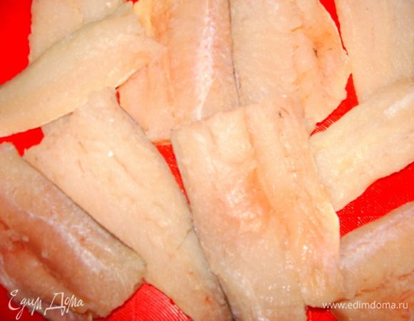 Филе разморозить, обсушить, порезать на порционные кусочки.