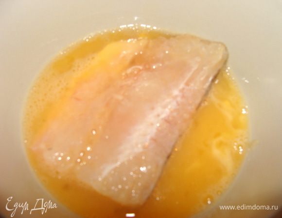 Сначала обмакивать каждый кусочек в яйцо.