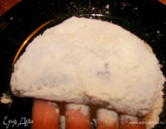 Потом, одну сторону (там, где кожа) посыпать мукой.