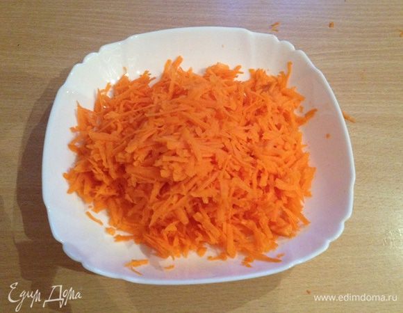 Морковь вымыть, очистить и натереть на мелкой терке (я терла на обычной). 