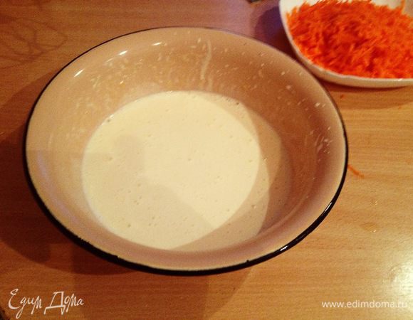 Яйца взбить миксером с сахаром, добавить мягкое сливочное масло, сметану и ещё раз взбить.