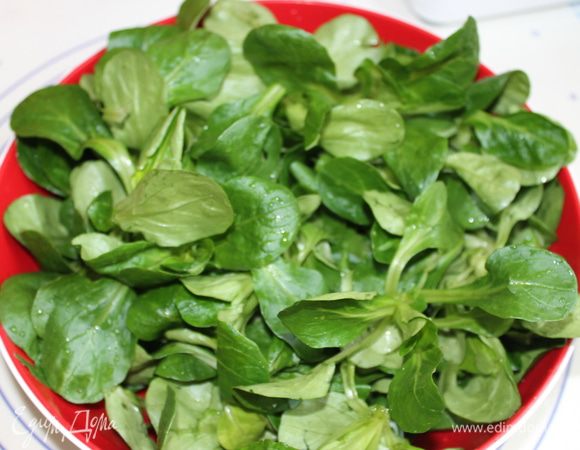 Итак приготовим полевой салат. Помоем его, и если надо удалим корешки.