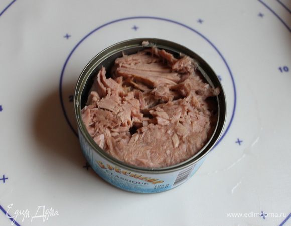 Возьмем баночку тунца в собственном соку. Нам нужно его растолочь вилкой.