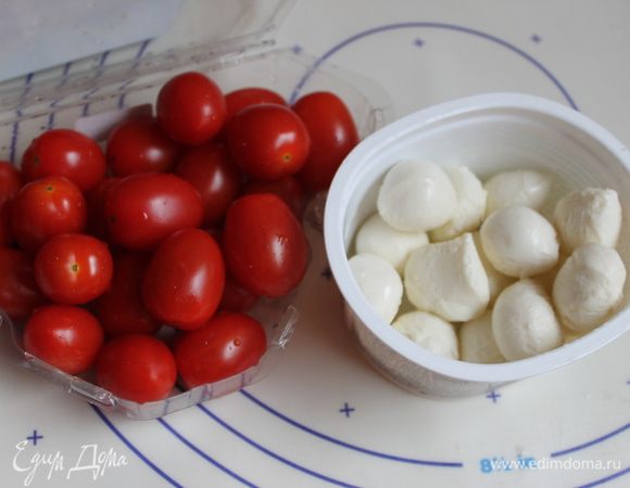 Порежем моцареллу, помоем помидорки и тоже порежем пополам.