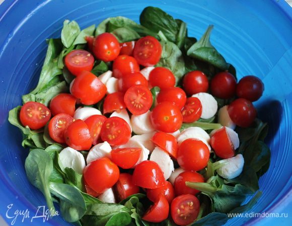 Смешивaем вместе, листья салата, помидорки, моцареллу.