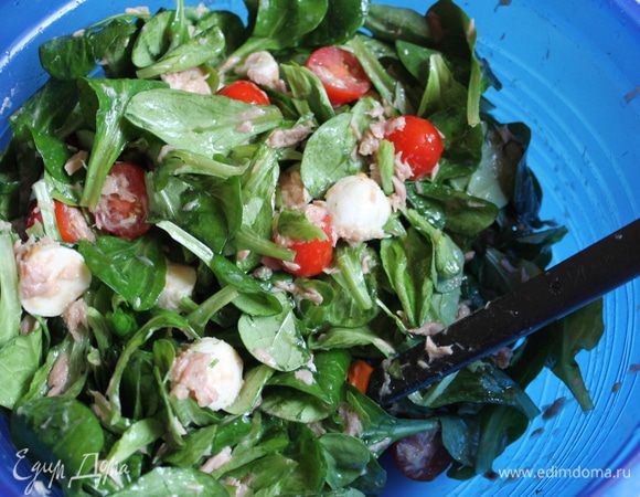 Все солим по вкусу, сбрызгиваем лимоным соком и поливаем растительным масло. Перемешаем хорошо. Вот и все наш салат готов.