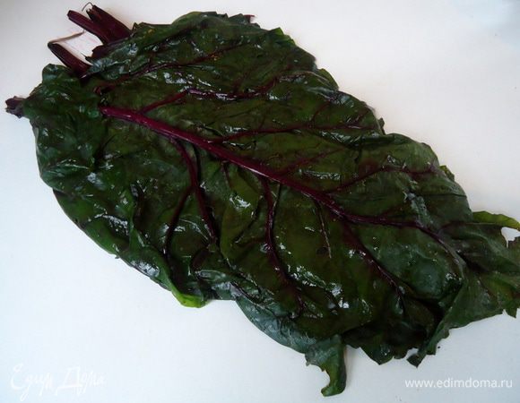 Рис отворить до полной готовности. Свекольную ботву разморозить. Она станет мягкой и податливой.