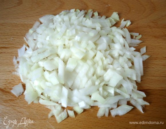 мелко порезать лук.
