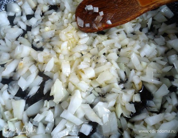 Разогреть сковороду, добавить пару столовых ложек растительного масла, всыпать лук. Пассировать до золотистого цвета. 
