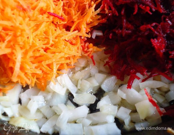 Добавить к луку овощи, прикрыть крышкой, протушить до готовности. Снять с огня, остудить.
