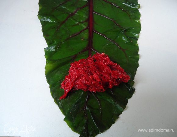 Положить на лист по одной столовой ложке начинки 
