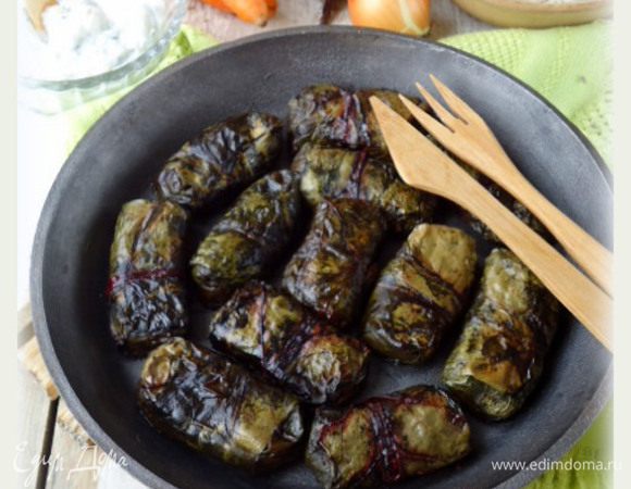 Готовые голубцы выложить на блюдо. Подать с соусом.
 
P. S.  Из замороженной ботвы голубцы получаются более темные, но на вкус это не влияет.
Приятного!!
