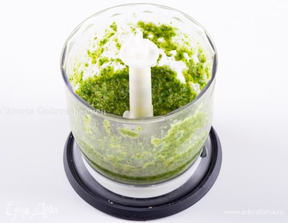 Чтобы приготовить песто отправьте все ингредиенты для соуса в кухонный комбайн и измельчите. Если комбайна нет, то разотрите в ступке.