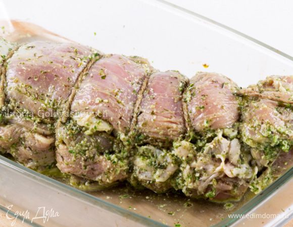 Обвяжите кухонной веревкой. Дважды оберните рулет веревкой вдоль. Завяжите простым узлом, но веревку не обрезайте. Оберните веревку вокруг руки таким образом, чтобы получилась петля. Оденьте петлю на мясо и закрепите. Так же оберните весь кусок. Концы веревки завяжите простым узлом.