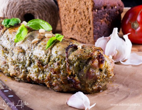 Обмажьте вырезку оливковым маслом и запекайте вырезку на противне при 200 С примерно 30-35 мин., перевернув один раз.