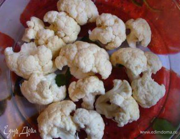 Капусту вымыть, обсушить и разделить на соцветия. Выложить в форму для запекания.