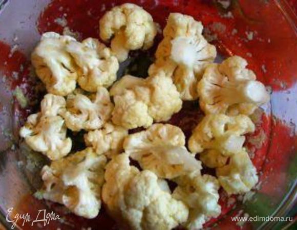 Выдавить туда же чеснок через пресс и добавить оливковое масло. Перемешать.