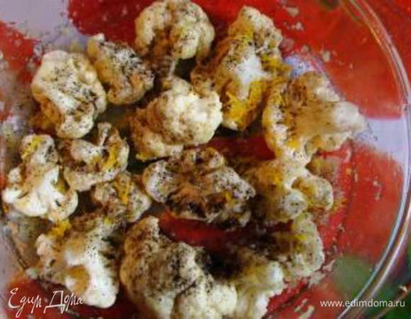 Добавить к капусте цедру и сок лимона. Посолить, поперчить по вкусу. Перемешать.