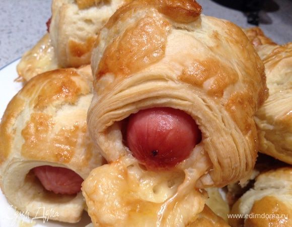 Тесто разморозить и нарезать полосками толщина 2 см. 
Сыр нарезать брусочками. 