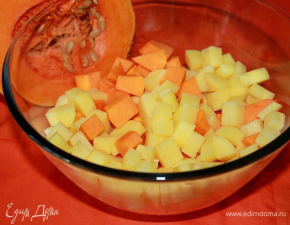 Тыкву и картофель очистите, нарежьте кубиками. 
