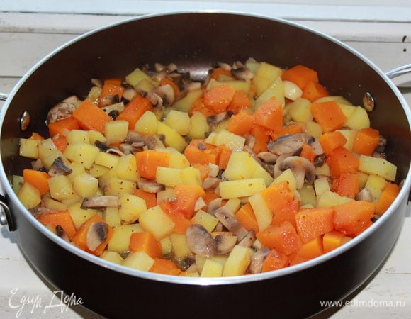 Снимите с огня, посолите и поперчите. Нарежьте сыр кубиками и смешайте с содержимым в сотейнике. 
