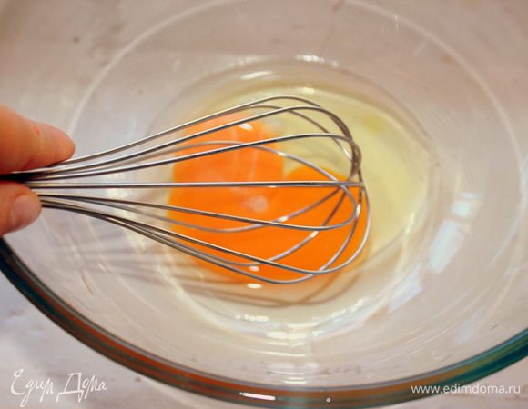 В отдельной посуде смешайте яйца, сливки, сметану. 
