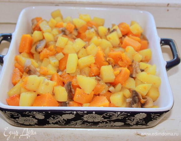 Жаропрочную форму смажьте сливочным маслом, посыпьте панировочными сухарями. Выложите содержимое сотейника в жаропрочную форму.  