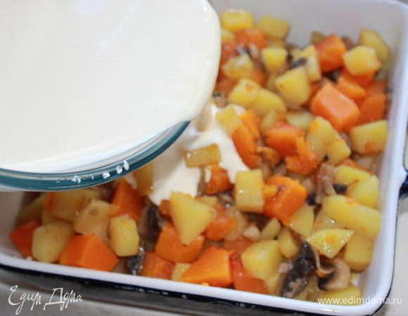 Сверху залейте яично-сливочной смесью. Запекайте при 200 С около 25-30 минут.    