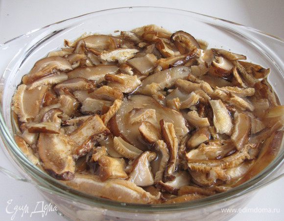 Грибы шиитаки промыть и залить холодной водой. Оставить на 20 минут для размягчения. 