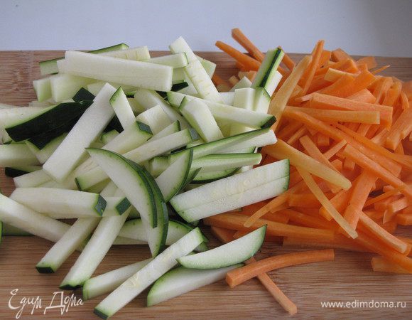 Морковь нарезать тонкой соломкой, цукини брусочками.