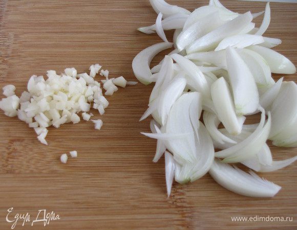 лук нарезать вдоль - по-восточному, чеснок мелко порубить.