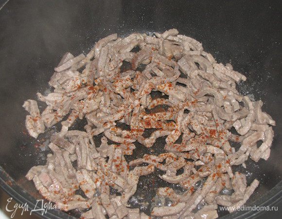 Разогреть в сотейник 3 ст. л. масла  и поджарить мясо, минут 5. Слегка посолить и посыпать перцем.