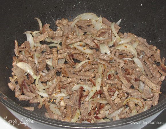 Добавить лук и чеснок, жарить еще 3 минуты.