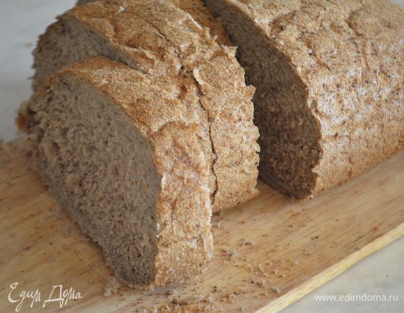 Хлеб нарезать на ломтики толщиной 1,5 см, обрезать корки.