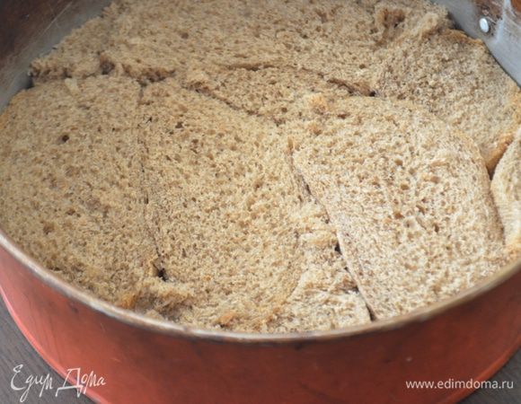 Уложить хлеб в разъемную форму 24 см плотно, чтобы все дно было закрыто.