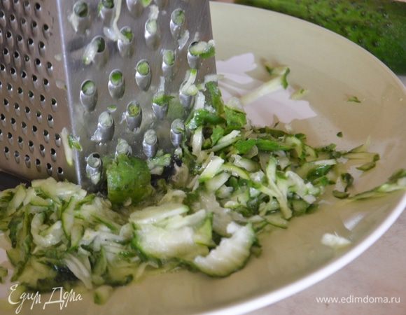 Огурцы натереть на крупной терке вместе с кожурой.