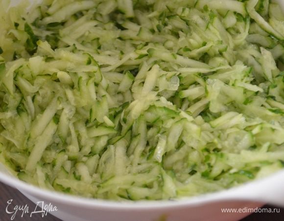 Огурцы посолить и дать постоять, чтобы ушла влага.