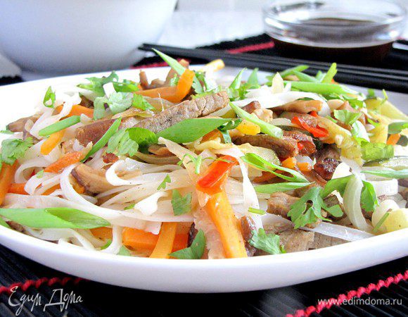 Добавить по вкусу соус терияки, посыпать рубленой зеленью и сразу же подавать. Приятного аппетита!