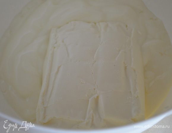 Смешать йогурт и творог.