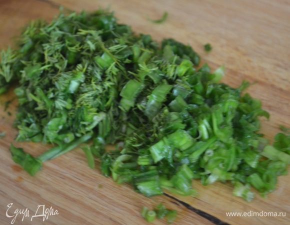 Зелень нарубить мелко.