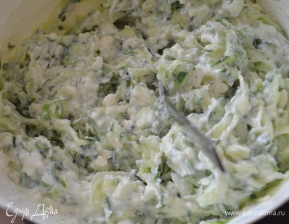 Смешать зелень с брынзой и творогом. Выдавить туда чеснок и поперчить. Все размешать.