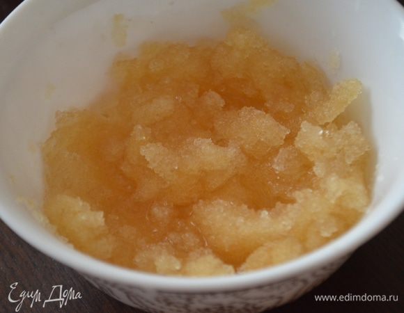 Желатин залить соком и водой, дать набухнуть 10 минут, затем прогреть в СВЧ, чтобы комков не было и ввести в творожно-сырную массу.