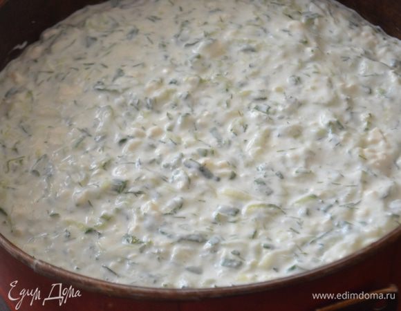 Вылить массу на хлеб, украсить оливками и отправить в холодильник на 4-5 часов.