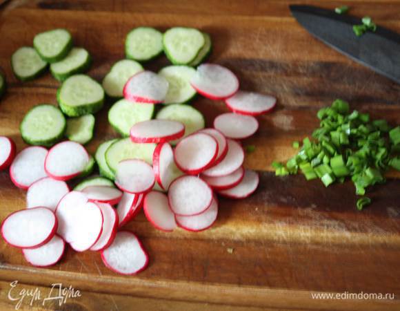 Огурцы и редис нарезаем тонкими кружочками, лук мелко рубим. 