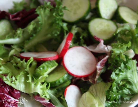 В миске смешиваем листья салата с подготовленными ингредиентами.