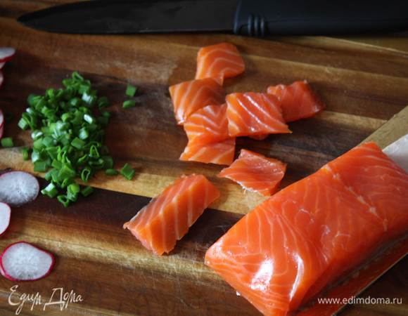 Лосось нарезаем небольшими кусочками. Для заправок смешиваем необходимые ингредиенты до однородности и добавляем в салат. Солим и перчим по вкусу.
