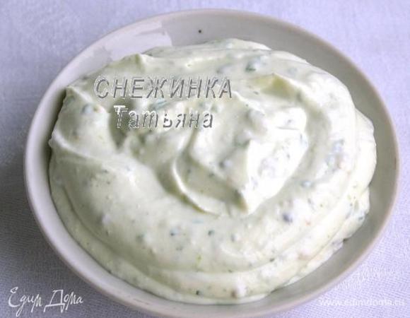 Пробиваем всё блендером до нежной консистенции. Солим и перчим заправку по вкусу.