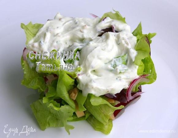 Укладываем салат на блюдо. Для этого берём сервировочное кольцо, выкладываем салатную смесь, сверху распределяем немного заправки. Снимаем кольцо. 